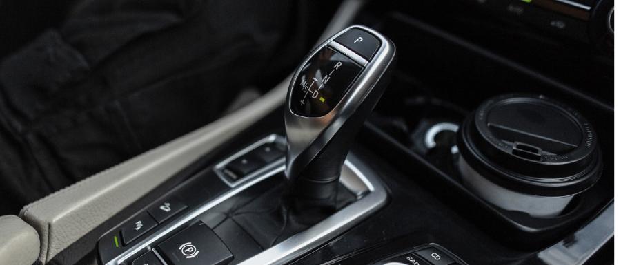 Wat zijn de belangrijkste overwegingen bij het kiezen tussen een automaat of handgeschakeld rijbewijs?